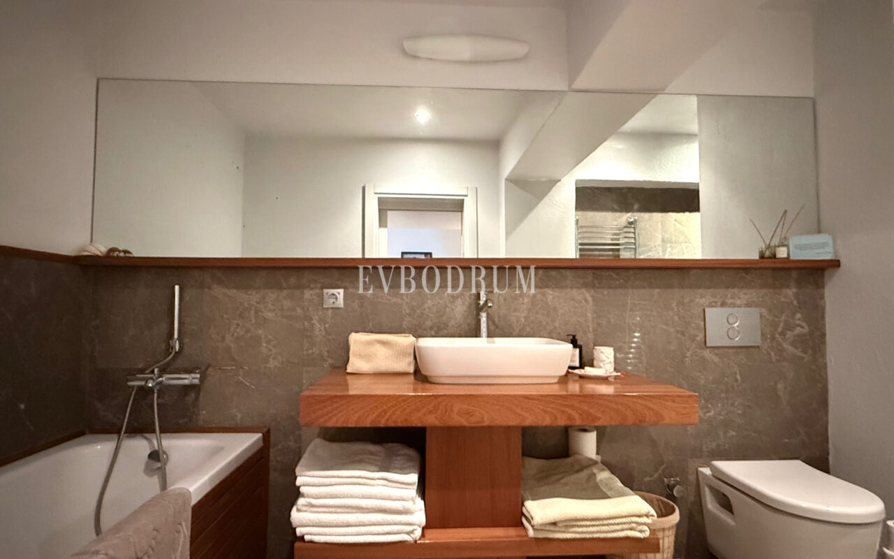 Plaja yürüme mesafesinde, havuzlu ve bahçeli geniş villa