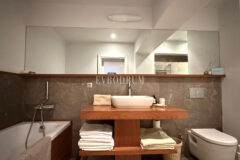 Plaja yürüme mesafesinde, havuzlu ve bahçeli geniş villa