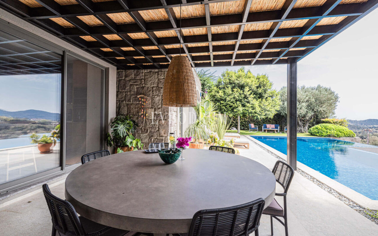 Merkezi lokasyonda zarif, tek katlı, havuzlu villa