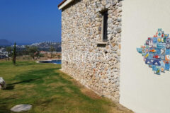 Gümüşlük'te bahçe içinde, havuzlu villa