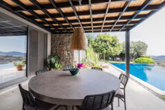 Merkezi lokasyonda zarif, tek katlı, havuzlu villa