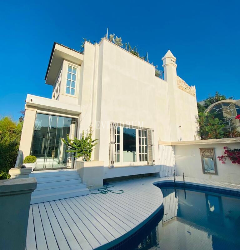 Zarif ve özel, havuzlu, manzaralı şehir evi