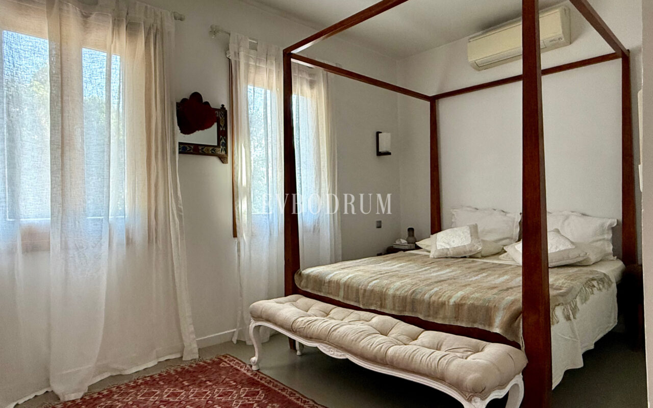 Plaja yürüme mesafesinde, havuzlu ve bahçeli geniş villa