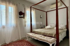 Plaja yürüme mesafesinde, havuzlu ve bahçeli geniş villa