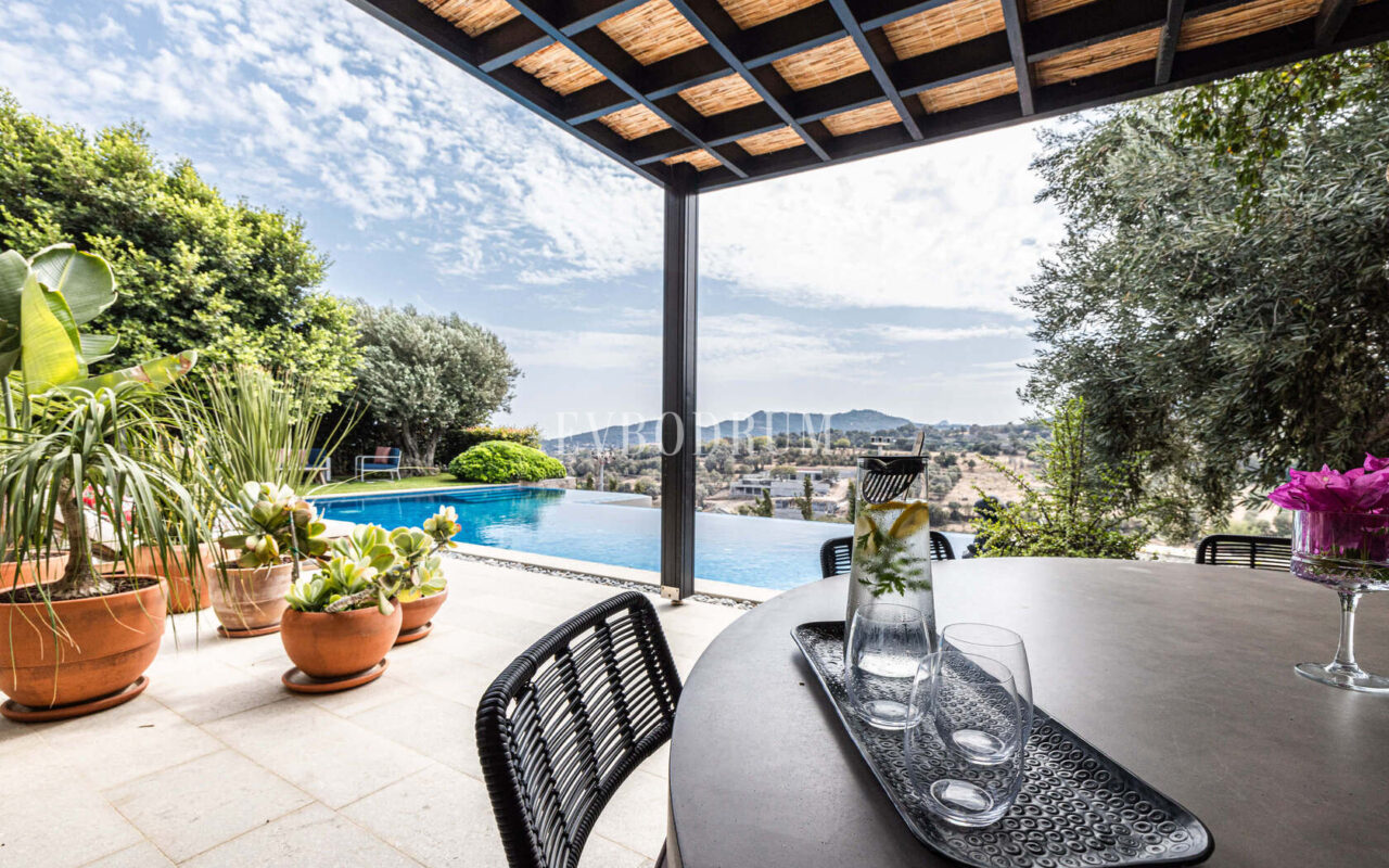 Merkezi lokasyonda zarif, tek katlı, havuzlu villa