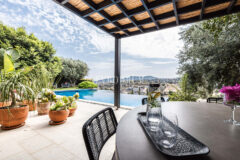 Merkezi lokasyonda zarif, tek katlı, havuzlu villa