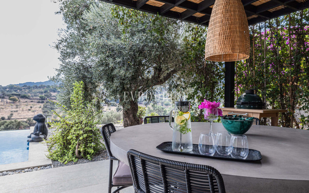 Merkezi lokasyonda zarif, tek katlı, havuzlu villa