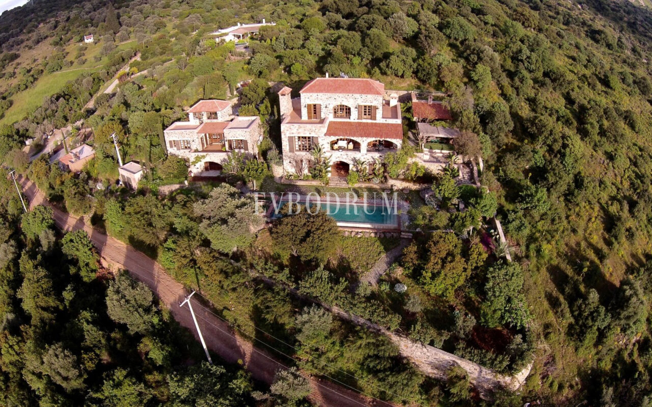 Özel havuzlu kiralık taş villa