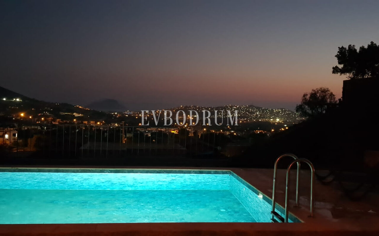 Gümüşlük'te bahçe içinde, havuzlu villa