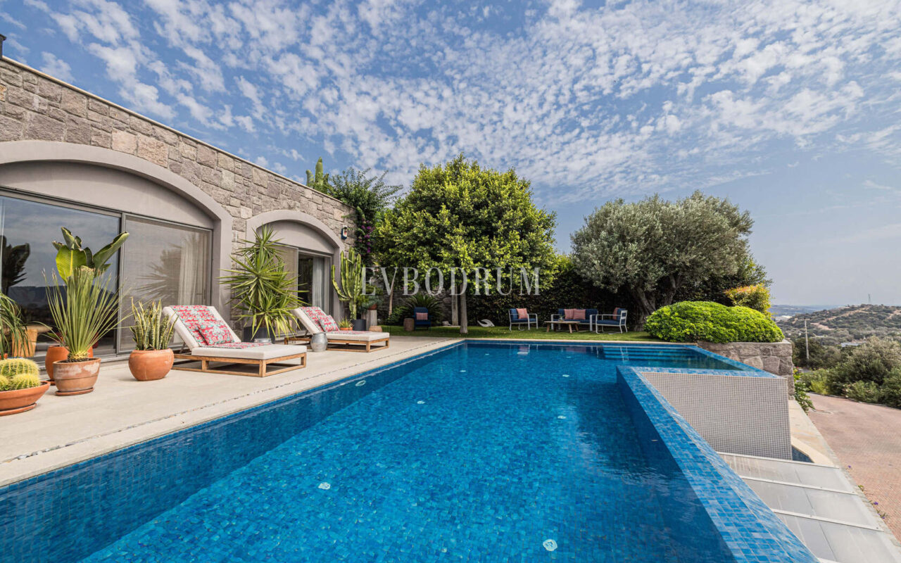 Merkezi lokasyonda zarif, tek katlı, havuzlu villa