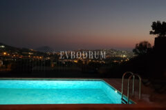 Gümüşlük'te bahçe içinde, havuzlu villa