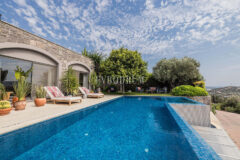 Merkezi lokasyonda zarif, tek katlı, havuzlu villa