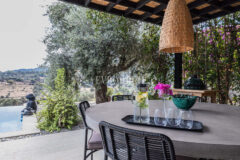 Merkezi lokasyonda zarif, tek katlı, havuzlu villa