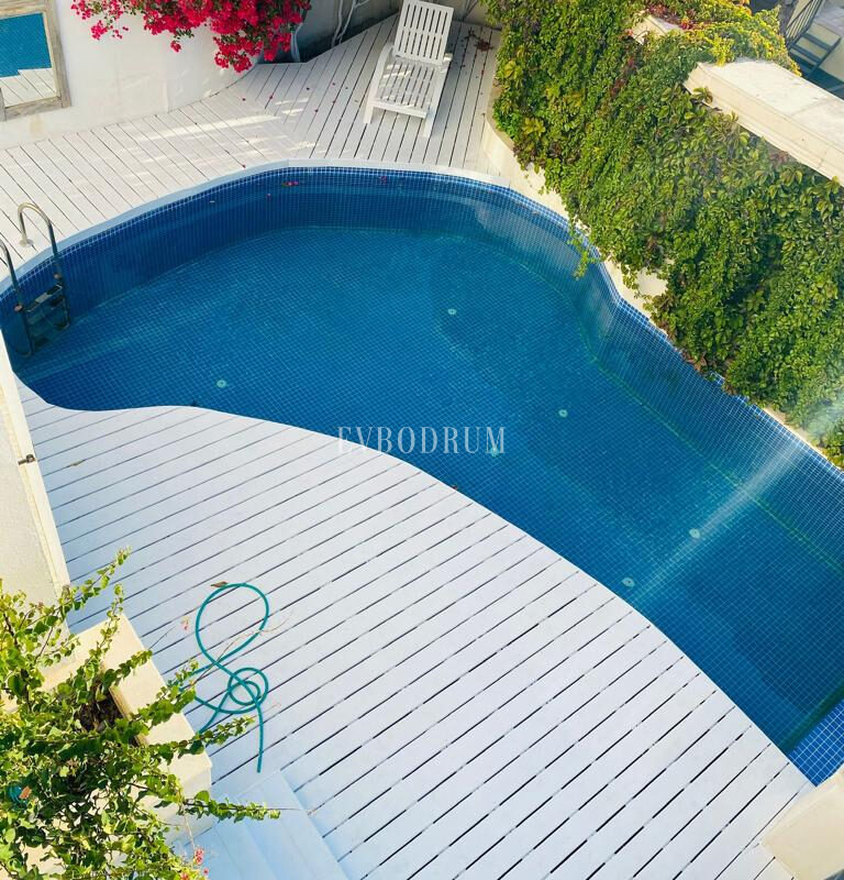 Zarif ve özel, havuzlu, manzaralı şehir evi