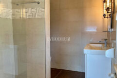 Yalikavak Küdür, önü kapanmaz deniz manzaralı 3 katlı villa