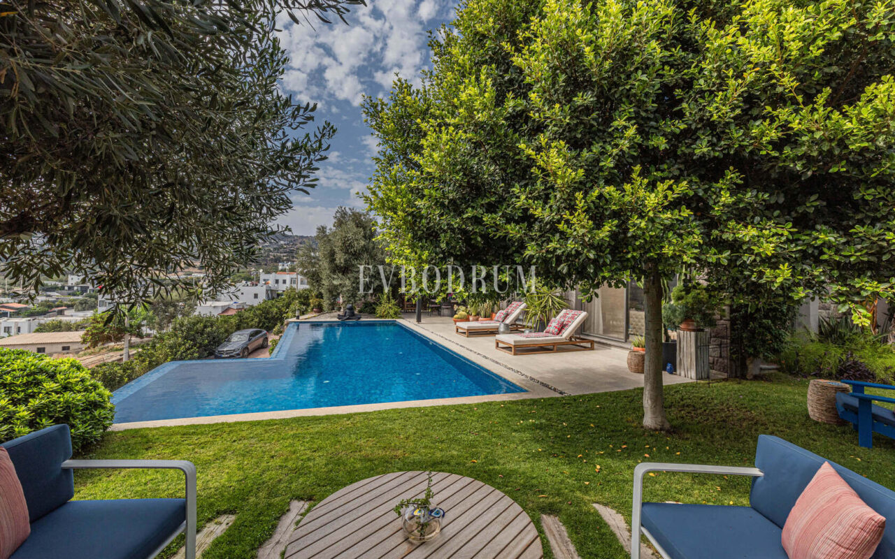 Merkezi lokasyonda zarif, tek katlı, havuzlu villa