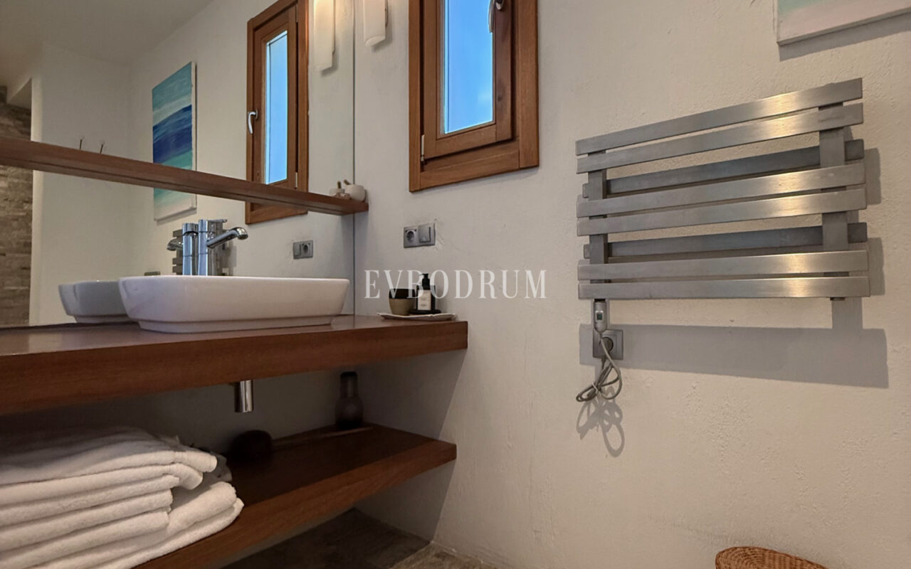 Plaja yürüme mesafesinde, havuzlu ve bahçeli geniş villa