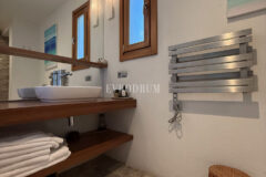 Plaja yürüme mesafesinde, havuzlu ve bahçeli geniş villa