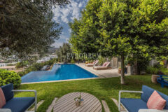 Merkezi lokasyonda zarif, tek katlı, havuzlu villa