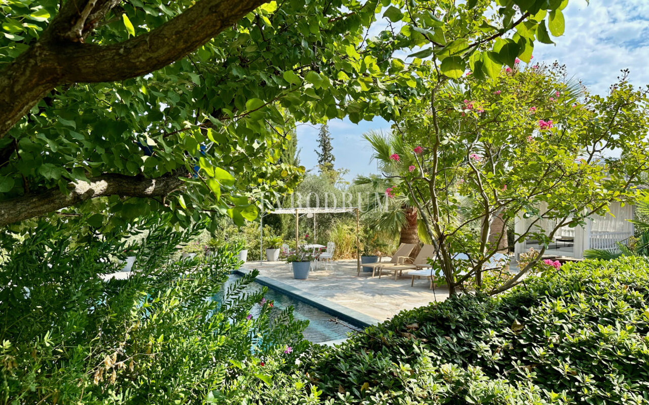 7.970 m2 arazi içinde harika, havuzlu taş ev ve misafirhanesi