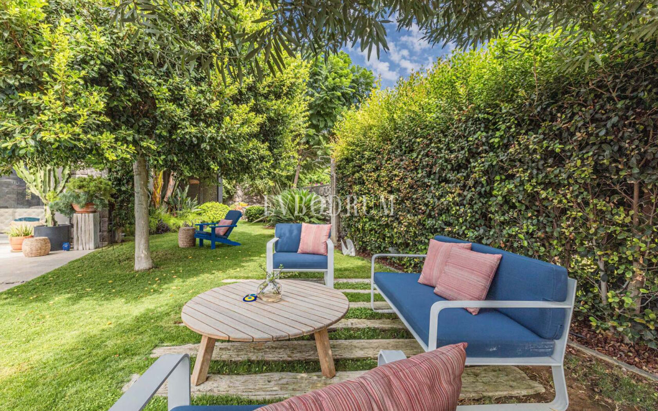 Merkezi lokasyonda zarif, tek katlı, havuzlu villa