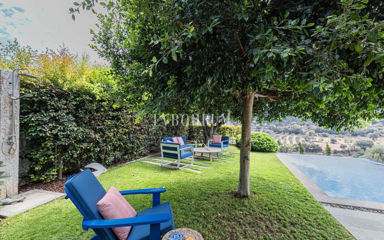 Merkezi lokasyonda zarif, tek katlı, havuzlu villa