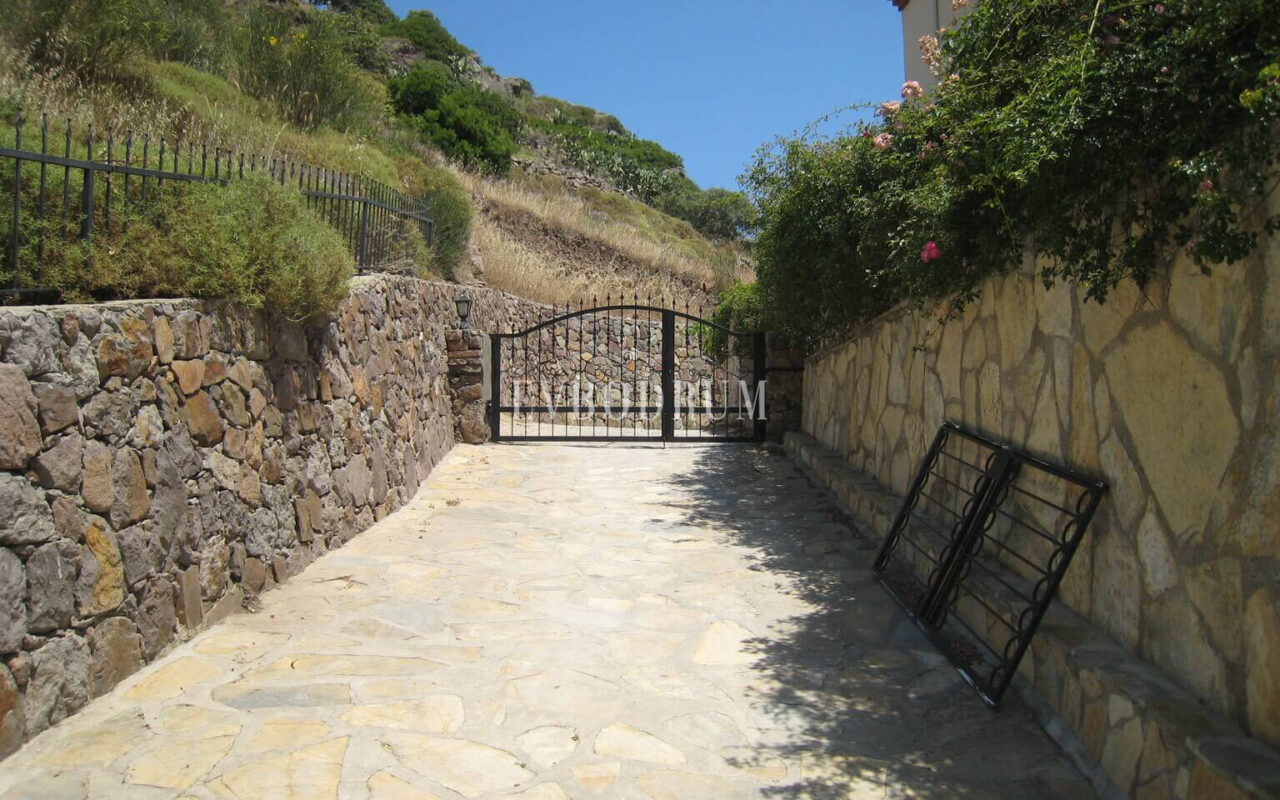 Yalikavak Küdür, önü kapanmaz deniz manzaralı 3 katlı villa