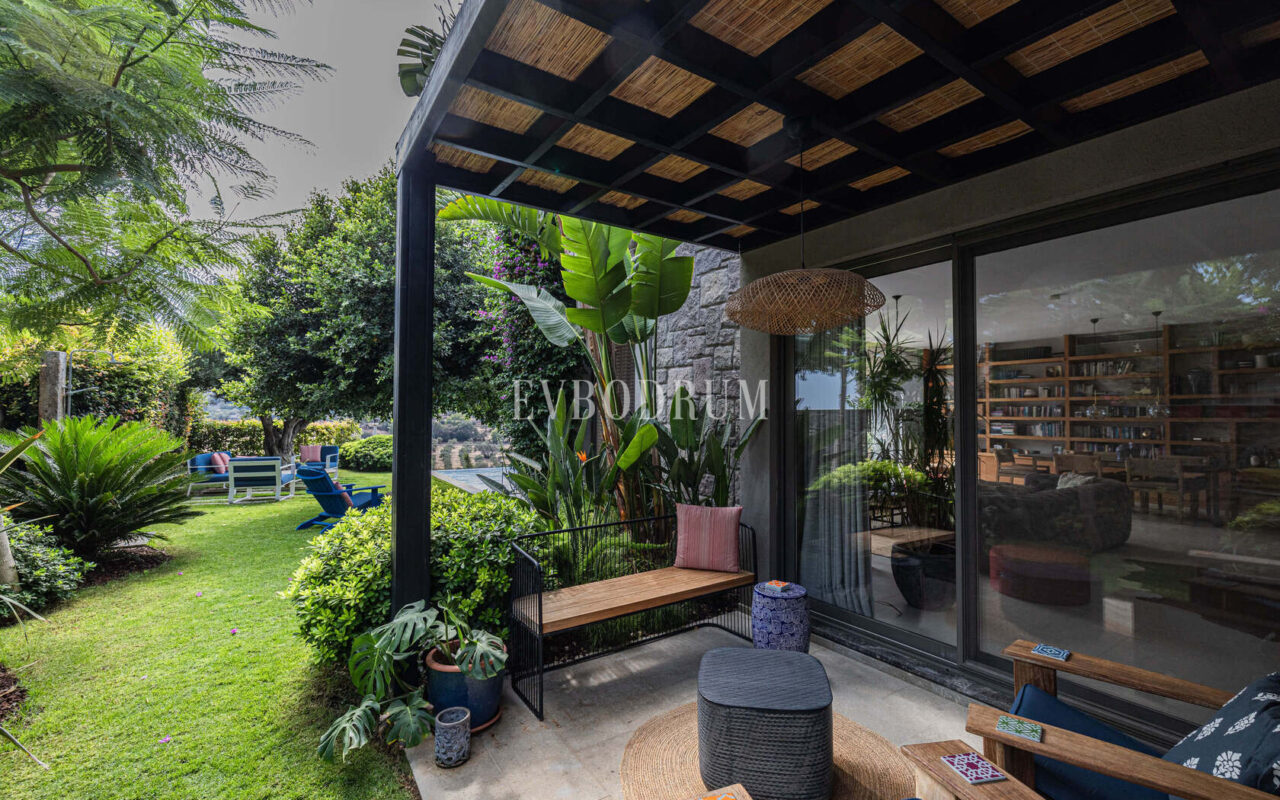 Merkezi lokasyonda zarif, tek katlı, havuzlu villa