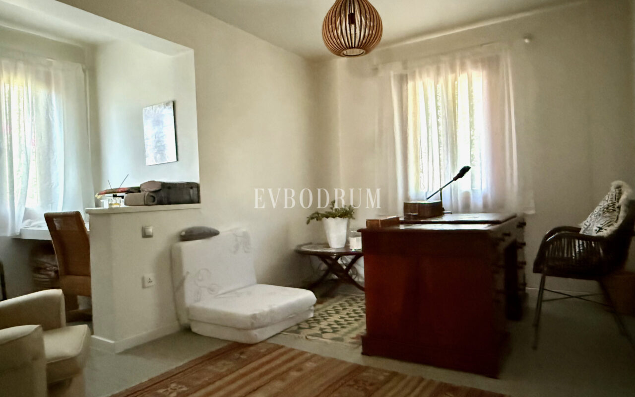 Plaja yürüme mesafesinde, havuzlu ve bahçeli geniş villa