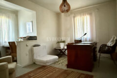 Plaja yürüme mesafesinde, havuzlu ve bahçeli geniş villa