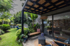 Merkezi lokasyonda zarif, tek katlı, havuzlu villa