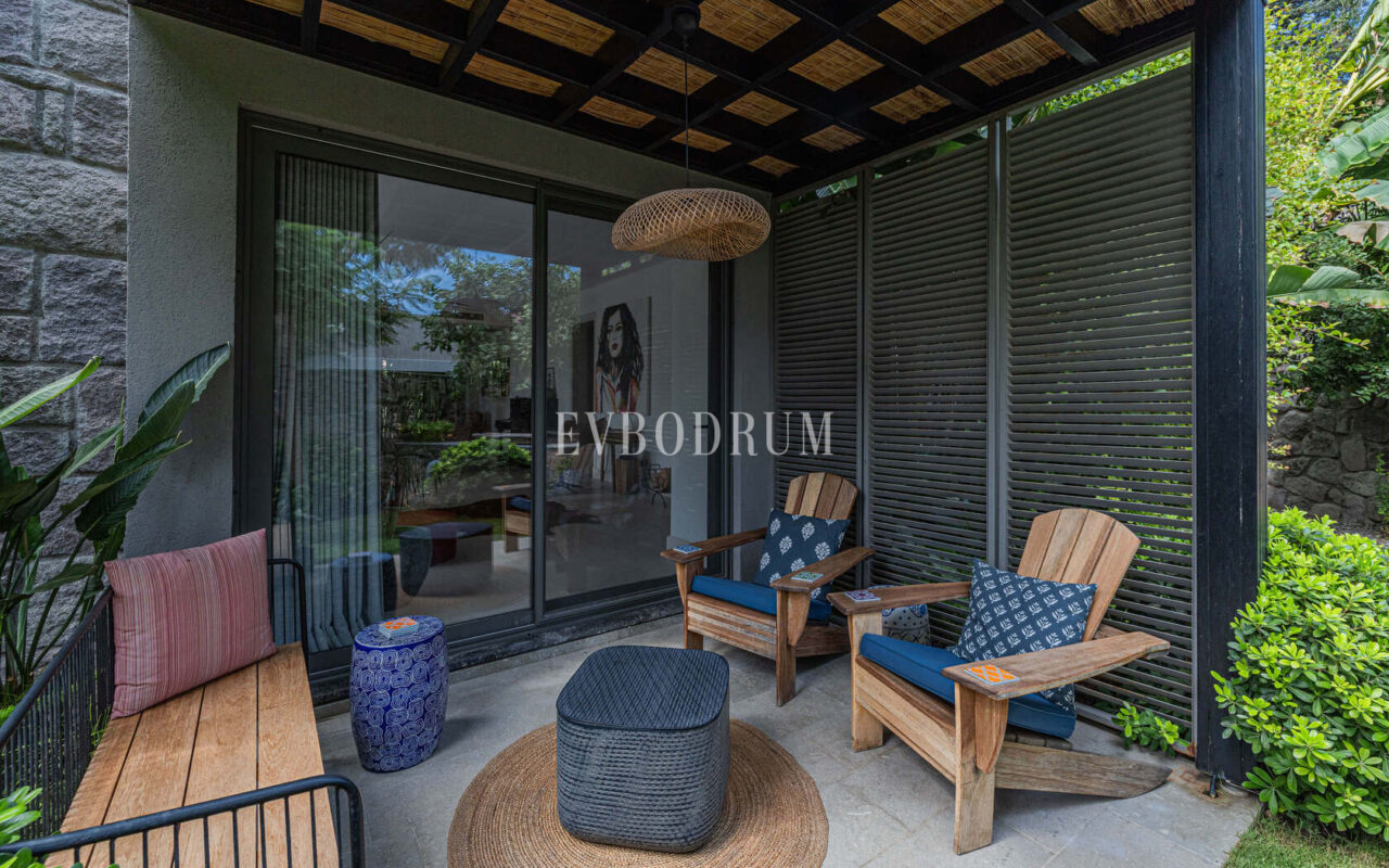 Merkezi lokasyonda zarif, tek katlı, havuzlu villa