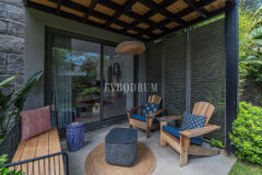 Merkezi lokasyonda zarif, tek katlı, havuzlu villa