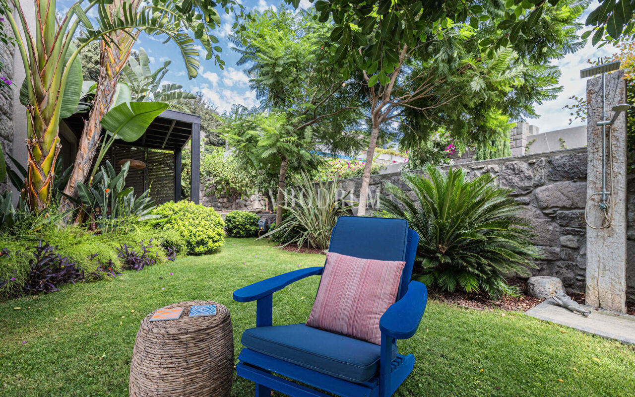 Merkezi lokasyonda zarif, tek katlı, havuzlu villa