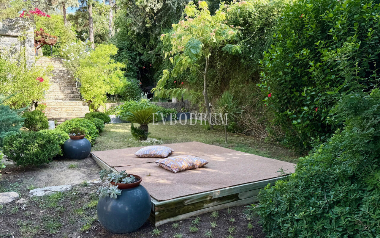 Plaja yürüme mesafesinde, havuzlu ve bahçeli geniş villa