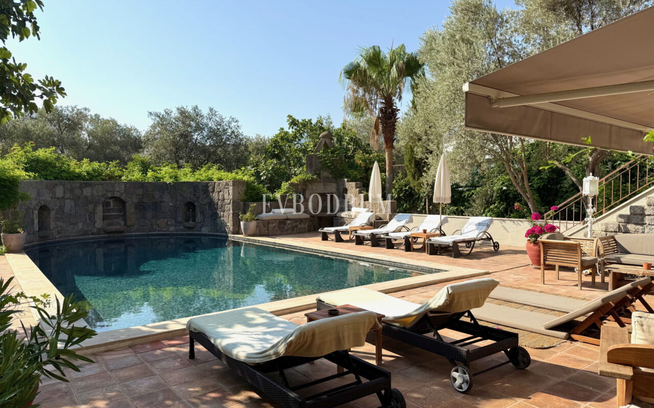 Plaja yürüme mesafesinde, havuzlu ve bahçeli geniş villa