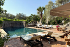 Plaja yürüme mesafesinde, havuzlu ve bahçeli geniş villa