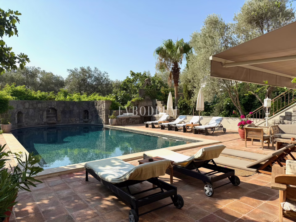 Grosse Villa mit Pool und Garten im Herzen von Türkbükü – Foto 1