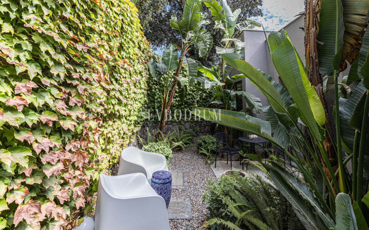 Merkezi lokasyonda zarif, tek katlı, havuzlu villa