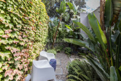 Merkezi lokasyonda zarif, tek katlı, havuzlu villa