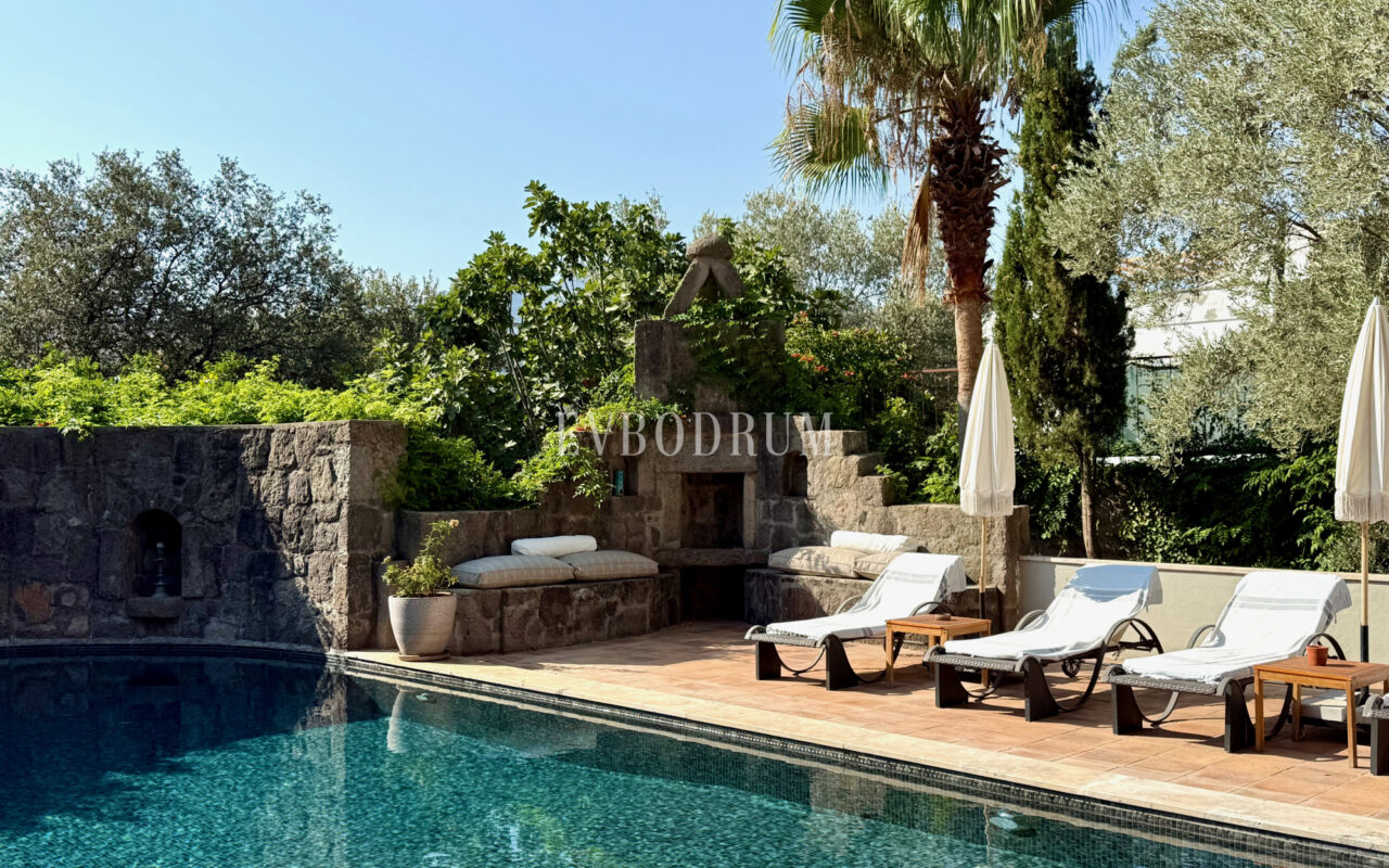 Plaja yürüme mesafesinde, havuzlu ve bahçeli geniş villa