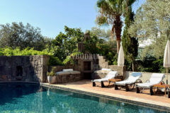 Plaja yürüme mesafesinde, havuzlu ve bahçeli geniş villa