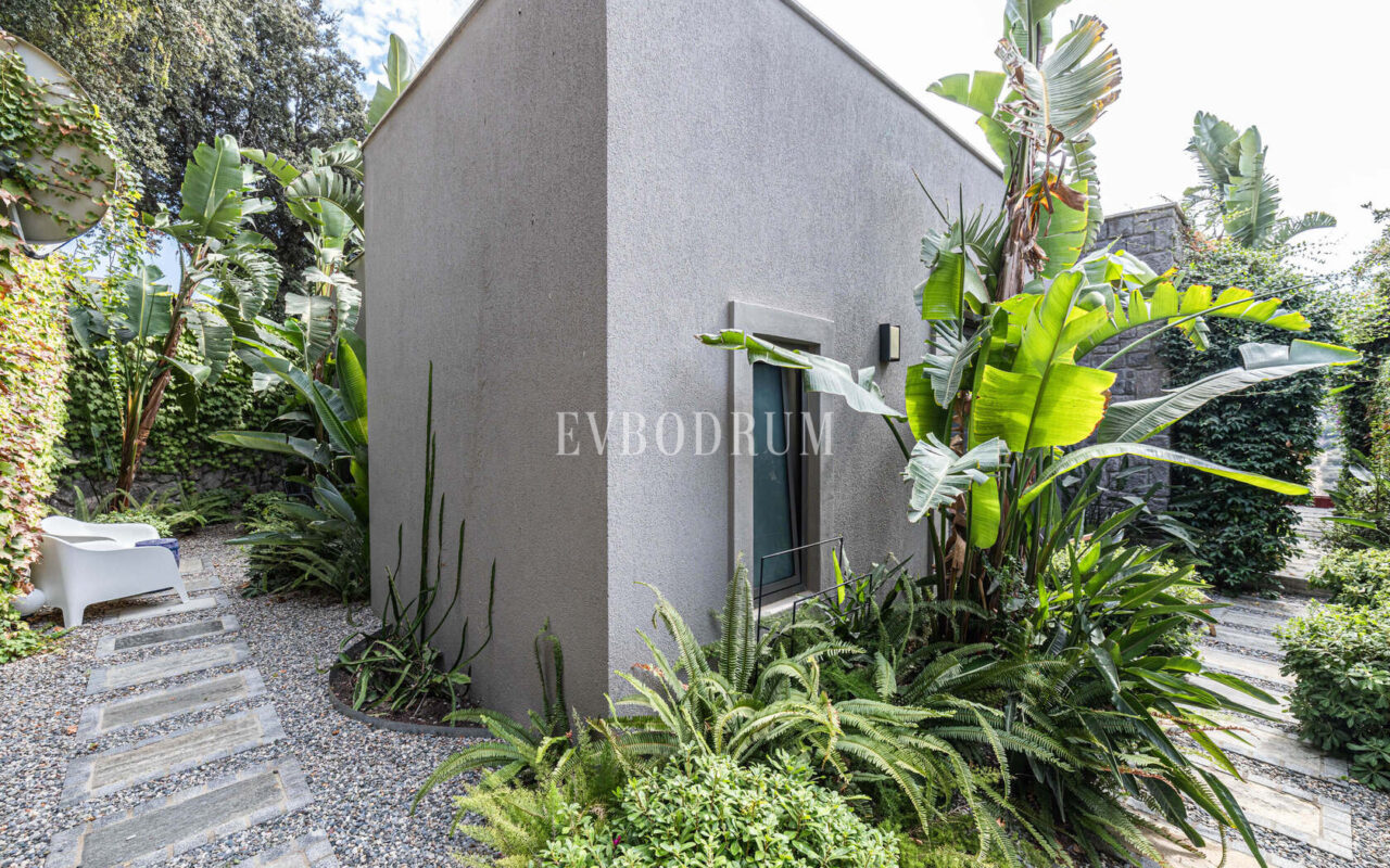 Merkezi lokasyonda zarif, tek katlı, havuzlu villa