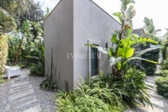 Merkezi lokasyonda zarif, tek katlı, havuzlu villa