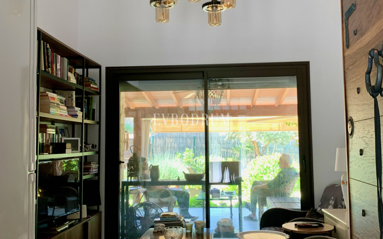 Yalıçiftlik’te tek katlı, bahçeli müstakil ev