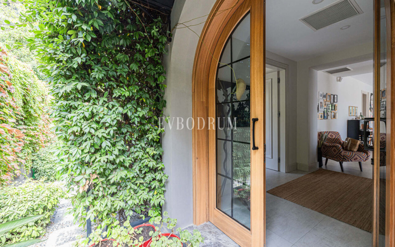 Merkezi lokasyonda zarif, tek katlı, havuzlu villa