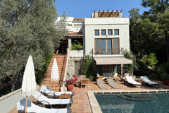 Plaja yürüme mesafesinde, havuzlu ve bahçeli geniş villa