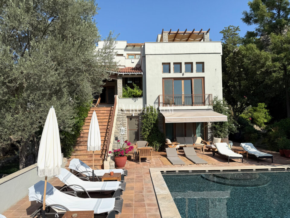 Grosse Villa mit Pool und Garten im Herzen von Türkbükü