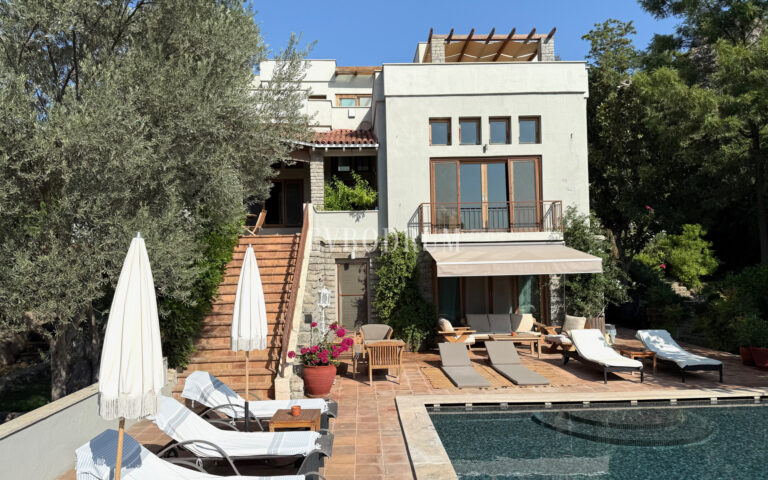 Plaja yürüme mesafesinde, havuzlu ve bahçeli geniş villa – Görsel 1