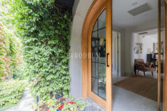 Merkezi lokasyonda zarif, tek katlı, havuzlu villa